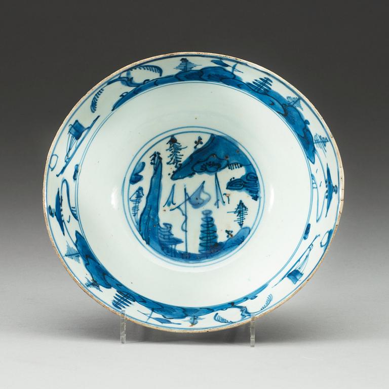 A blue and white Transitional bowl, 17th Century.