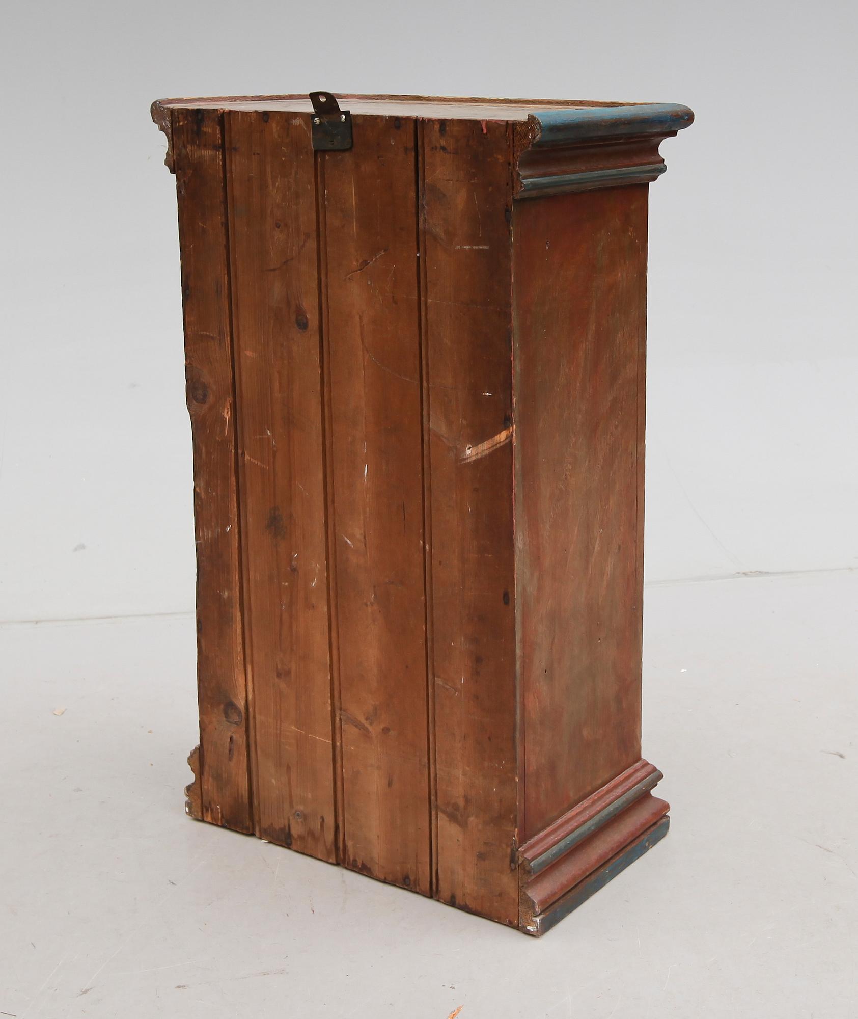 HÄNGSKÅP, allmoge, 1800-talets mitt.