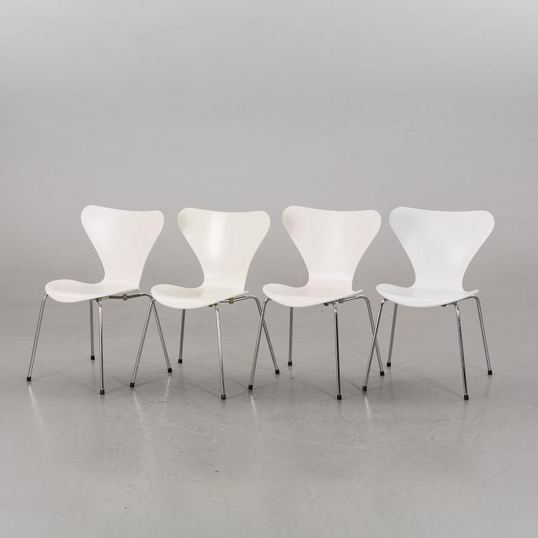 A SET OF 4 ARNE JACOBSEN "Series 7" chairs.