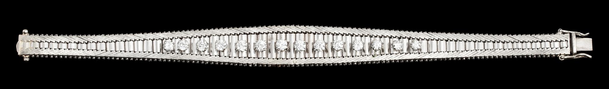 ARMBAND, 18k vitguld med briljantslipade diamanter, tot ca 2 ct. Vikt 35 g.