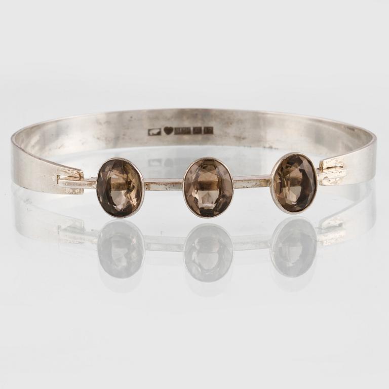 ARMRING, silver med fasettslipad rökkvarts, Turku, Finland, 1962. Vikt 13,9 gram.
