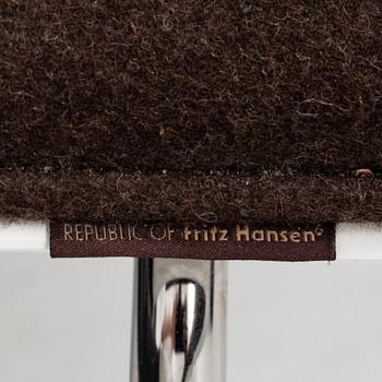 Arne Jacobsen, a set of six 'Series 7' chairs, Fritz Hansen 2013.