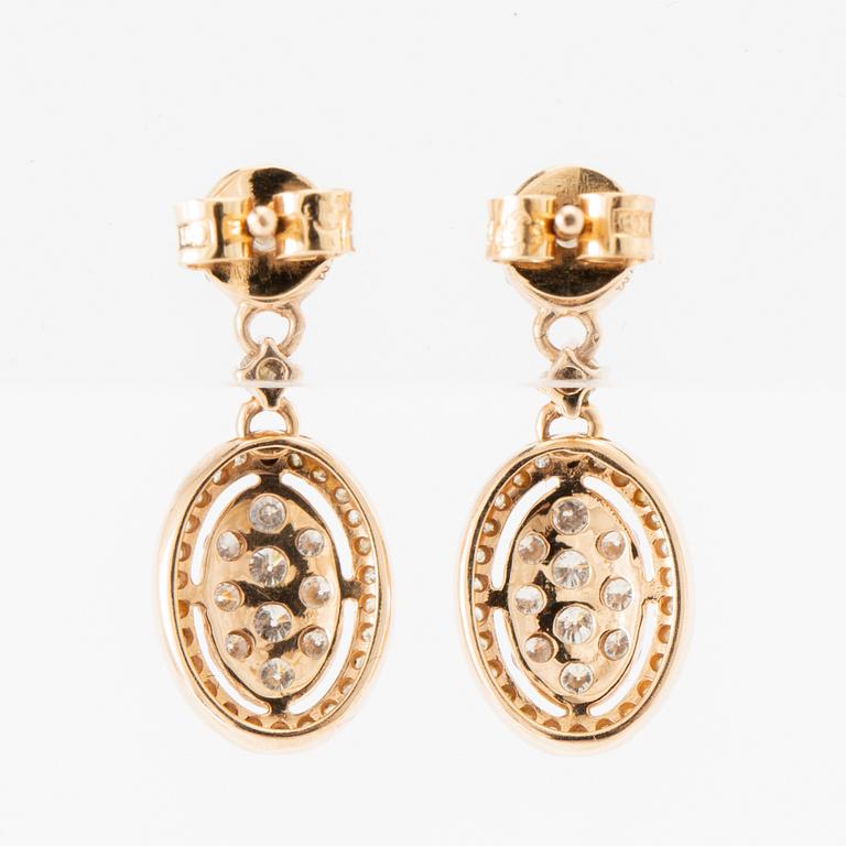 Örhängen ett par samt hänge av 14K roséguld med runda briljantslipade diamanter.