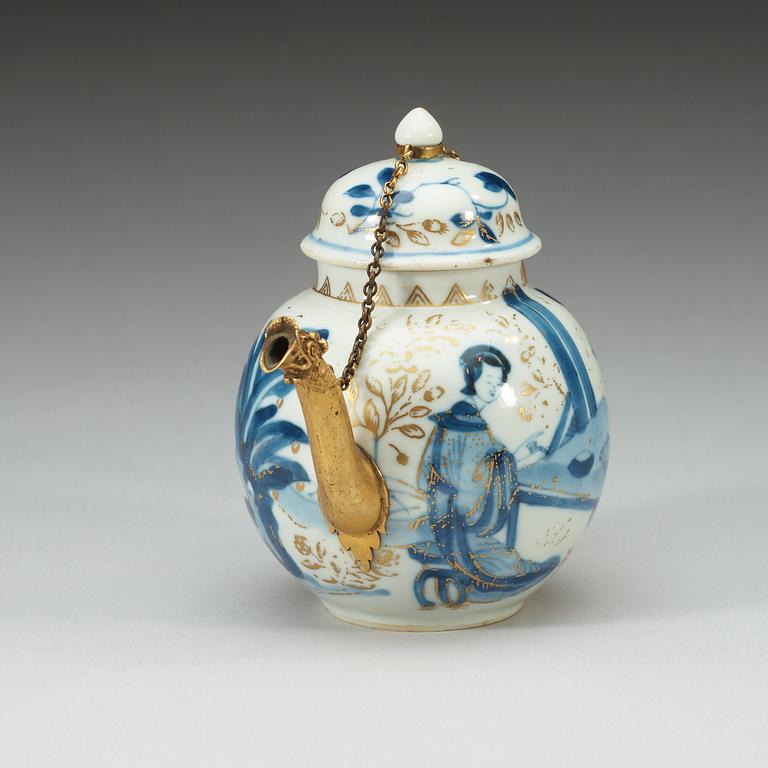 A blue and white tea pot with cover, Qing dynasty, Kangxi (1662-1722).