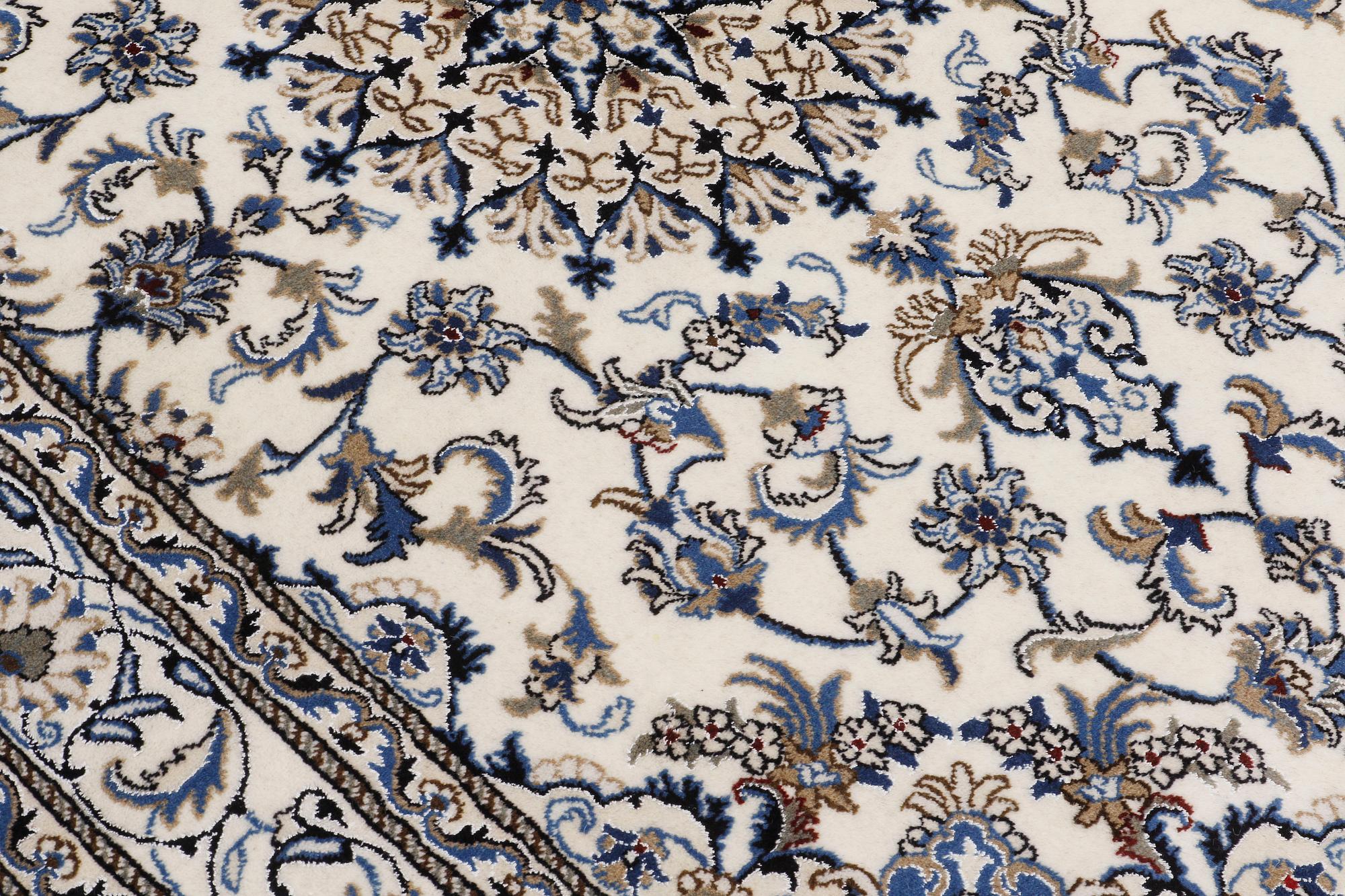 Matta, Nain part silk, ca 240 x 164 cm.
