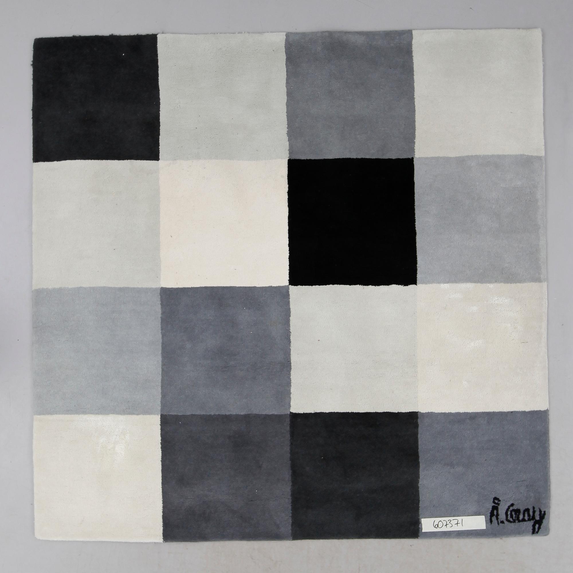 MATTA, tuftad. Ca 200 x 195 cm.