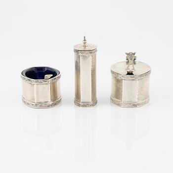 A three piece silver table set, England 1904.