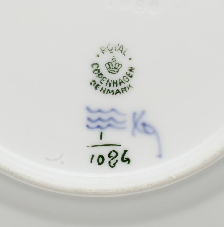 SKÅL samt TALLRIKAR, 12 st, porslin "Musselmalet" Royal Copenhagen, 1900-talets mitt.