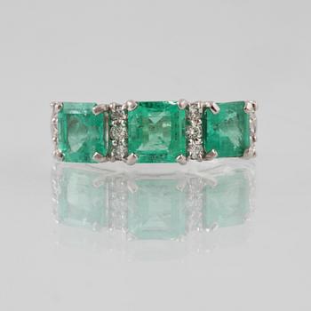 RING, platina med 3 smaragder 3.00 ct samt 12 briljantslipade diamanter 0.25 ct. Vikt 6,5 gram.