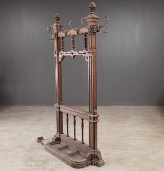 KLÄDHÄNGARE, ek och mässing, ca 1900.