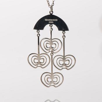 HALSSMYCKE, silver. "Äpplen", Kultateollisuus, Åbo 1972. Vikt ca 16,9 g.