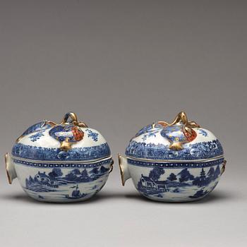 TERRINER med FAT, ett par, kompaniporslin. Qing dynastin, Qianlong (1736-95).