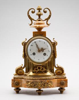 BORDSPENDYL, förgylld mässing och marmor, Frankrike, 1900-talets första hälft.