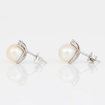 ÖRHÄNGEN, ett par, 18K vitguld med odlade pärlor samt små diamanter, tot ca 0,10 ct. Total vikt ca 4,11 g.
