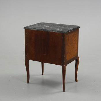 BYRÅ, gustaviansk stil. Daterad 1920.