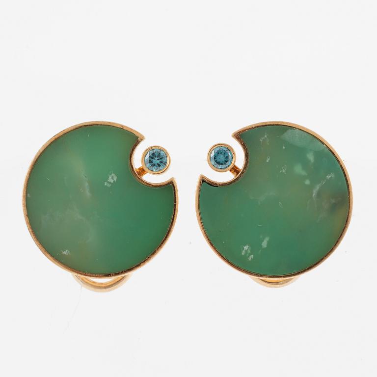 Sebastian Schildt, earrings, a pair, 18K gold with chrysoprase and colour-treated blue brilliant-cut diamonds.
