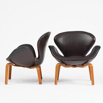 Arne Jacobsen, a pair of "Swan" armchairs, Fritz Hansen, Denmark, 1960s.