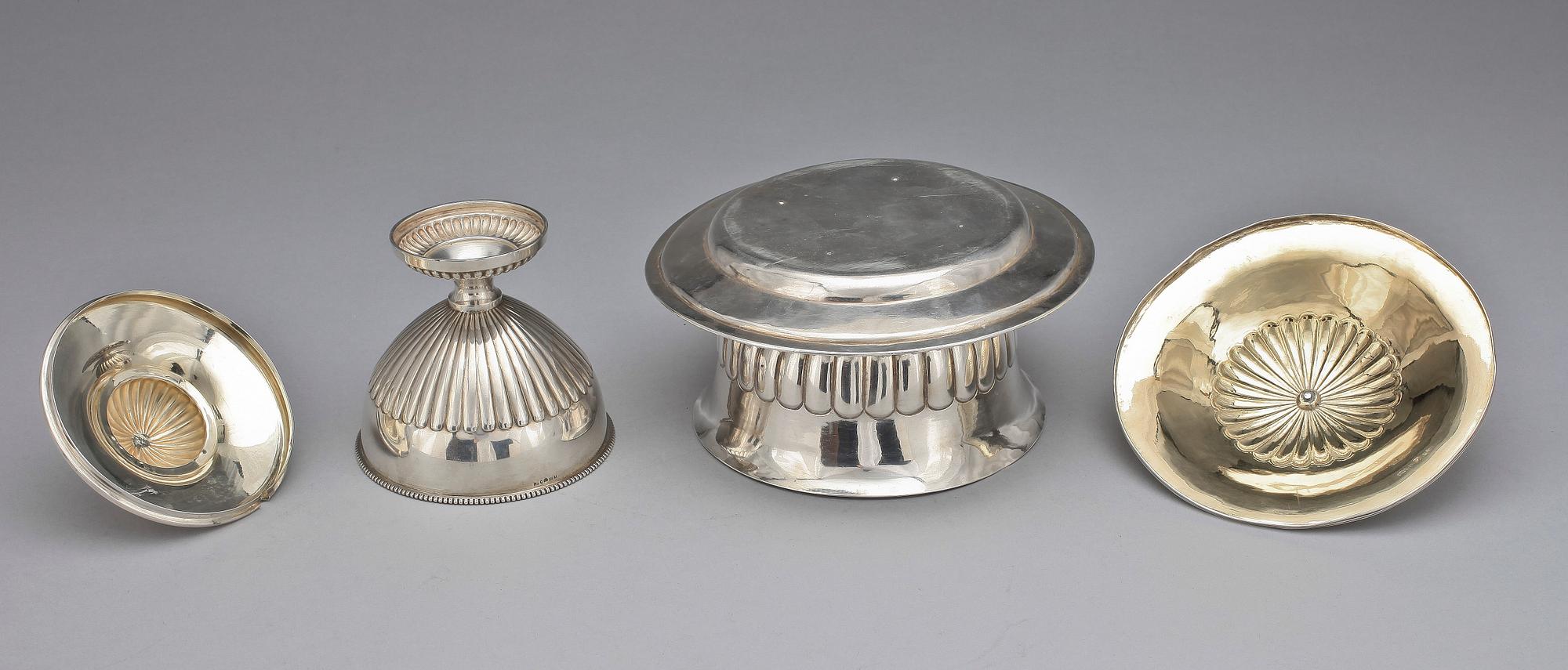 SKÅL samt SOCKERSKÅL, silver, bl a Johan Petter Grönvall, Stockholm. 1840 resp 1912. Total vikt: 861 gram.