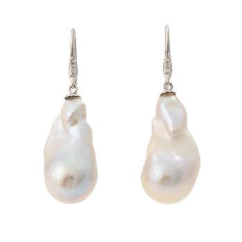 18K white gold earrings with cultured baroque freshwater pearls and brilliant-cut diamonds.