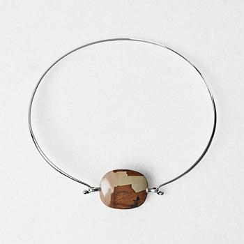 86. Vivianna Torun Bülow-Hübe, halsring med sten, firma Georg Jensen, Köpenhamn, modell 247, sterling.