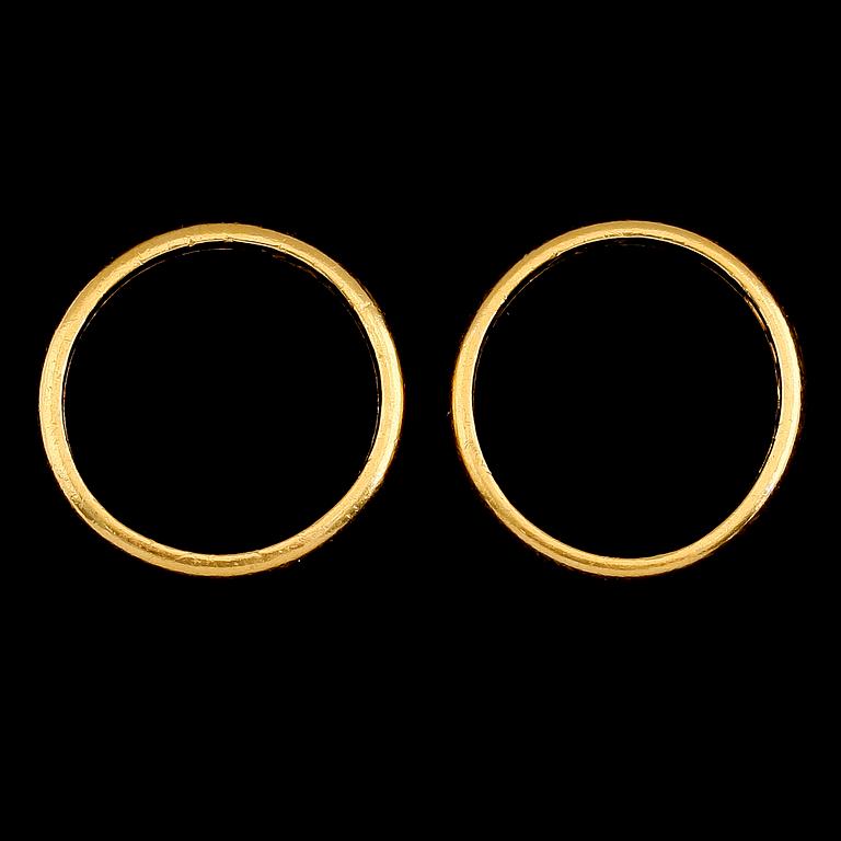 RINGAR, 2 st, 23K guld, svenska stämplar 1947. Total vikt ca 10 g.