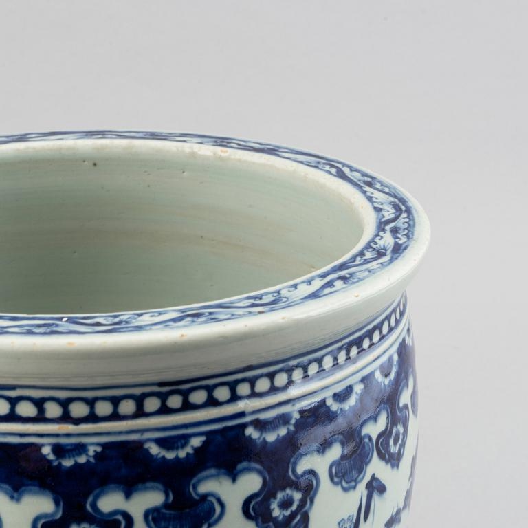 A large blue and white flower pot, Qing dynasty, 19th Century.