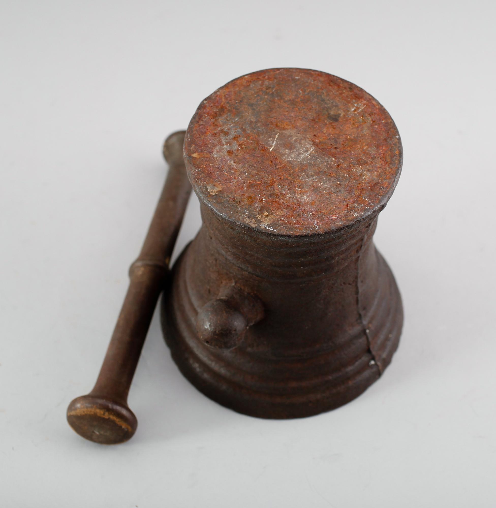 MORTEL MED STÖT, järn, sannolikt 1700-tal.