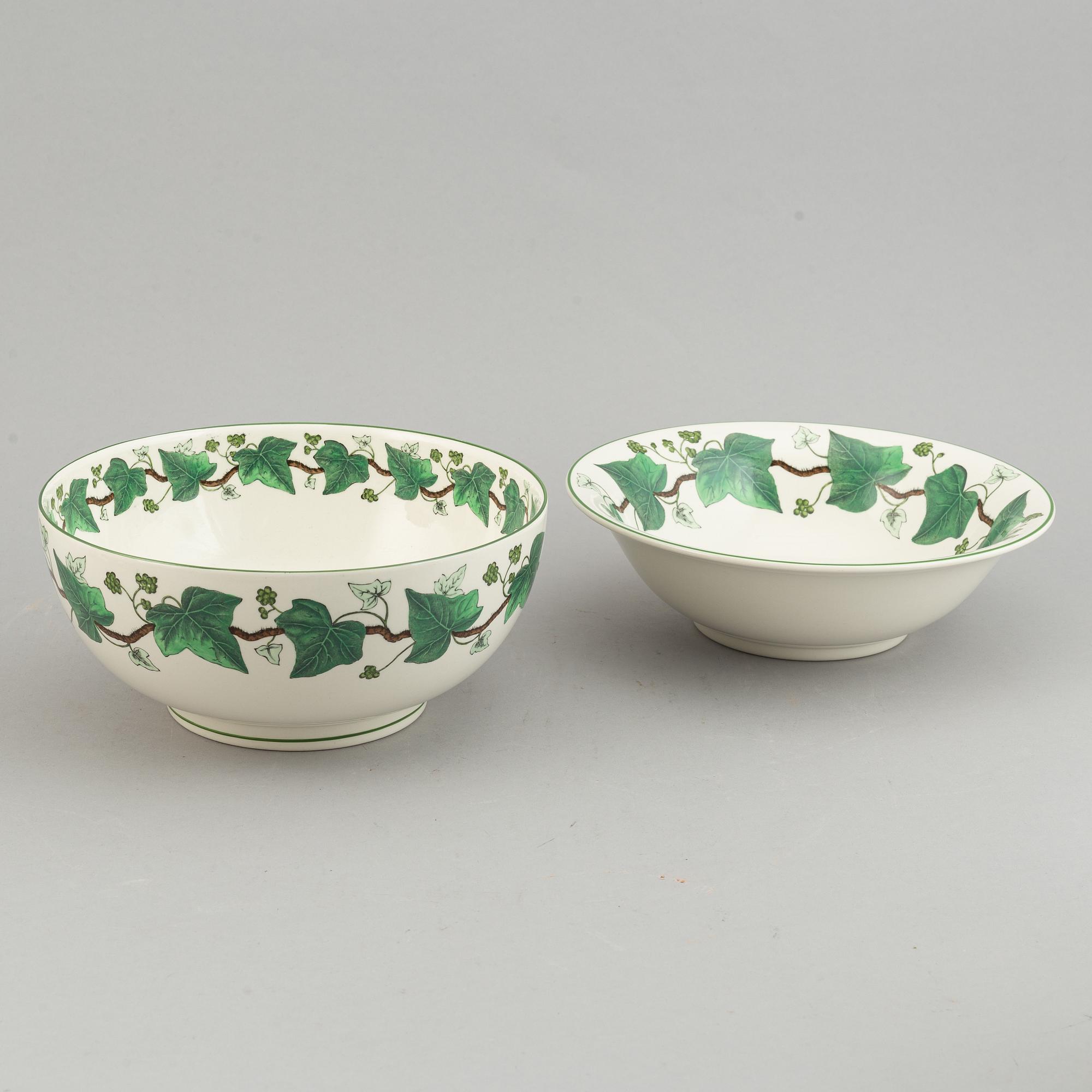 A part 'Napoelon Ivy' dinner and coffee service, Wedgwood, England, second half of the 20th century (53 pieces).