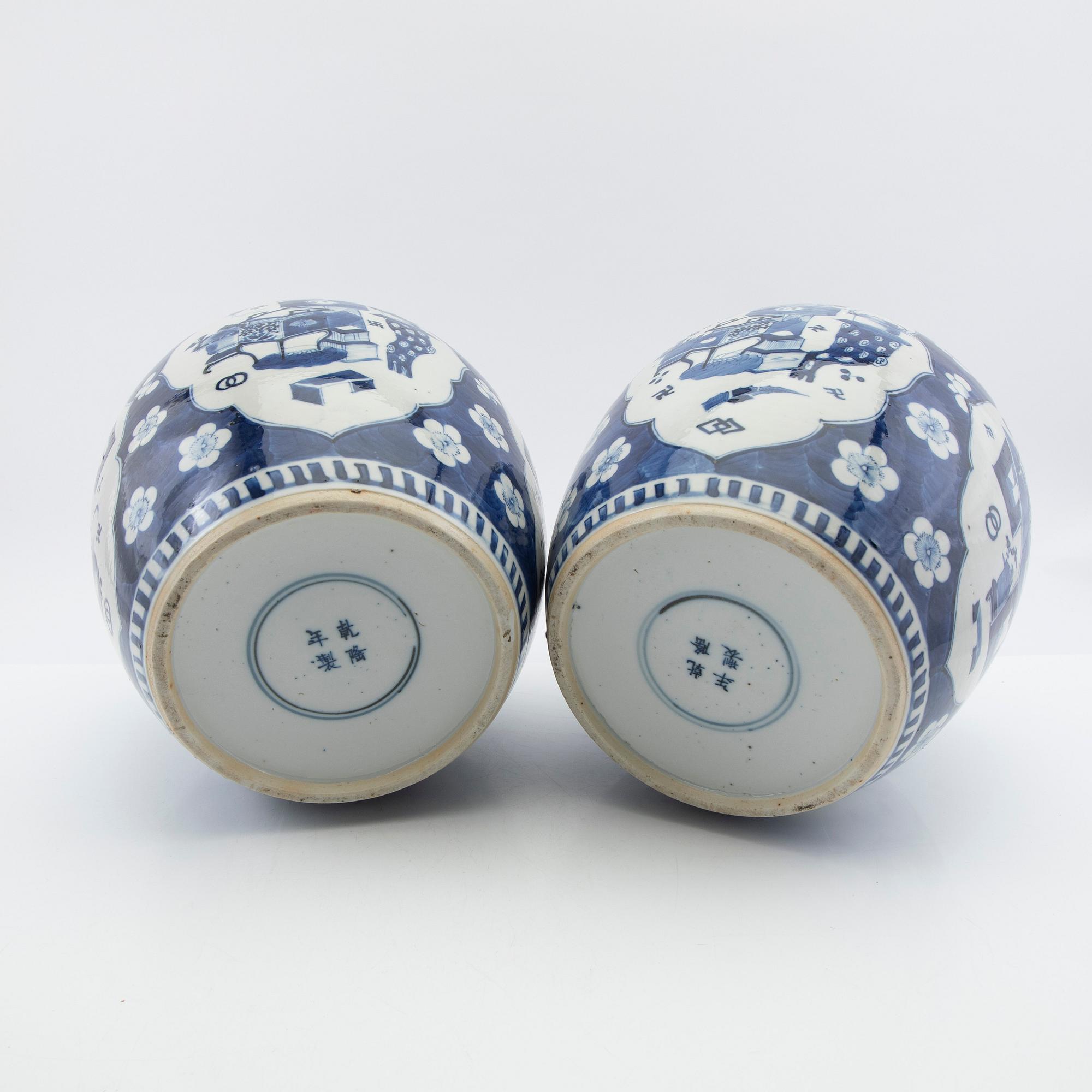 Lock urns, a pair, Kangxi style, 19th century.