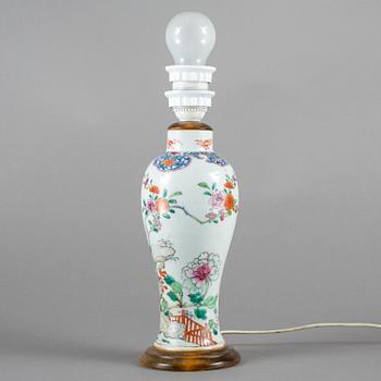 BORDSLAMPA. Porslin. Kina Qingdynastin.