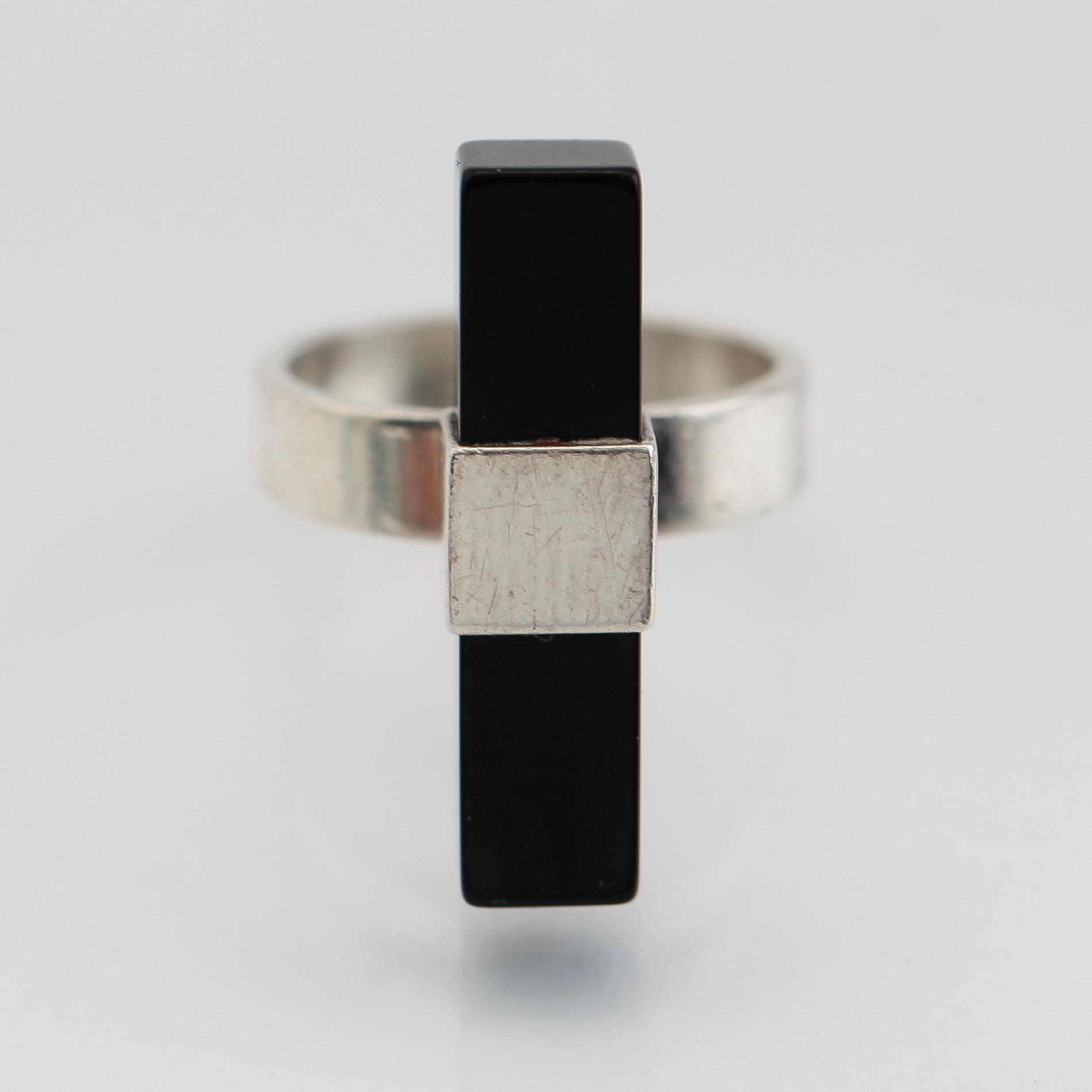 HALSBAND, RING SAMT ÖRHÄNGEN, 1 par, sterlingsilver och svart sten, Kaunis Koru, Finland, 1975.