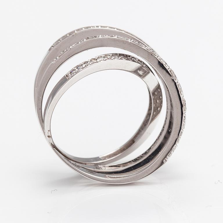 An 18K white gold ring with diamonds ca. 1.66 ct in total.