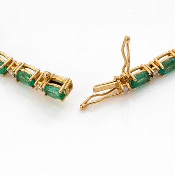 Bracelet 18K gold with emeralds and brilliant-cut diamonds.
