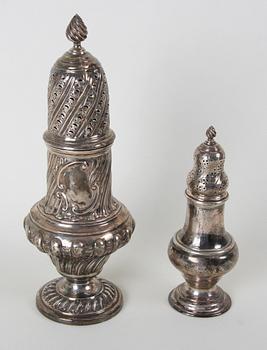 SOCKERRUSKA och SALTSTRÖARE, silver, England, 1800-1900-tal.