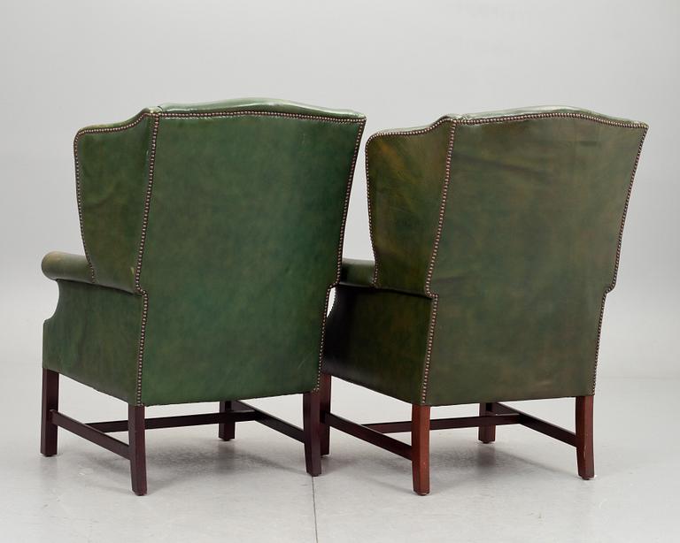 ÖRONLAPPSFÅTÖLJER, ett par. 1900-talets andra hälft.