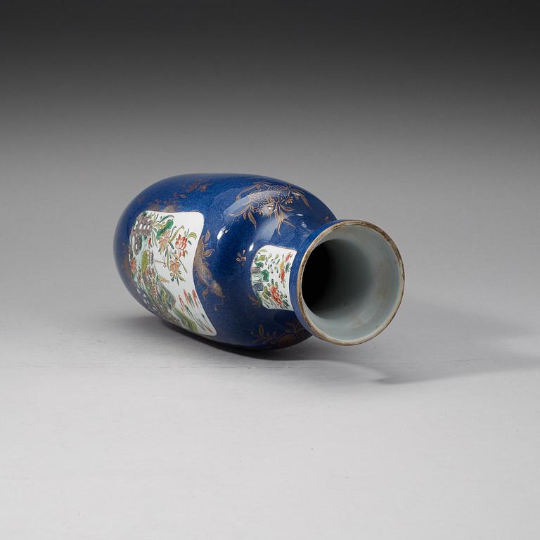 A powder blue vase, Qing dynasty, 19th Century.