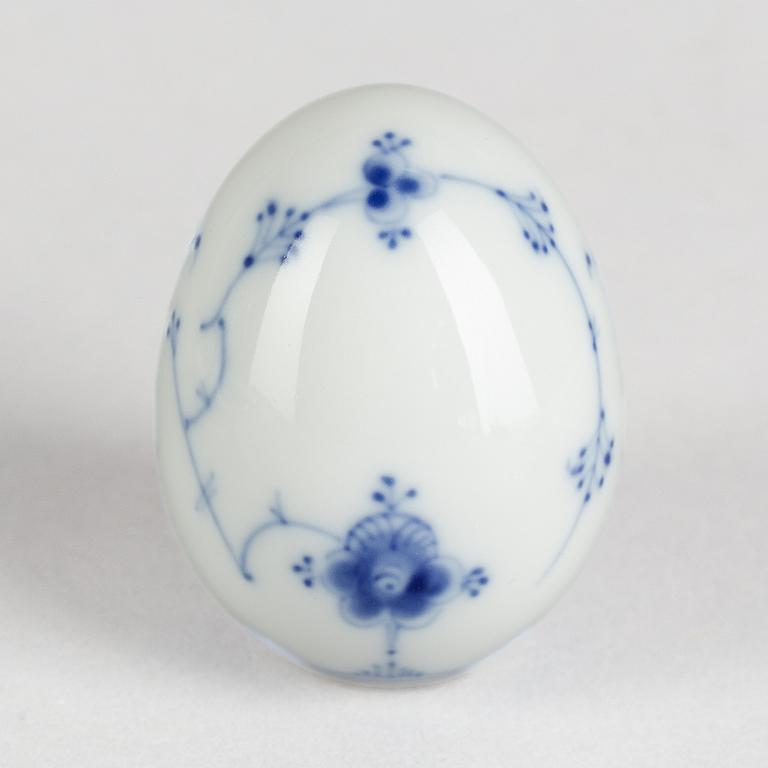 A 'Blue Fluted' porcelain egg stand and a pair of small dishes, Royal Copenhagen, model 543 and 1004, 20th century.