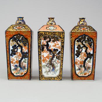 Three Japanese Imari flasks/vases. Meiji period (1868-1912).