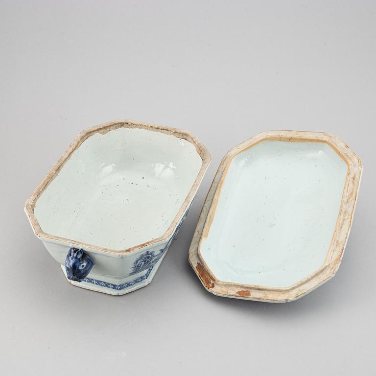 A blue and white tureen with cover, Qing dynasty, Qianlong (1736-95).