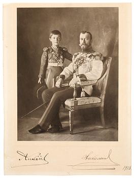 597. ATELJÉ BOISSONNAS ET EGGLER, fotografi, KEJSAR NIKOLAJ II OCH ALEXEI, egenhändigt sign Alexei och Nikolai, dat 1913.