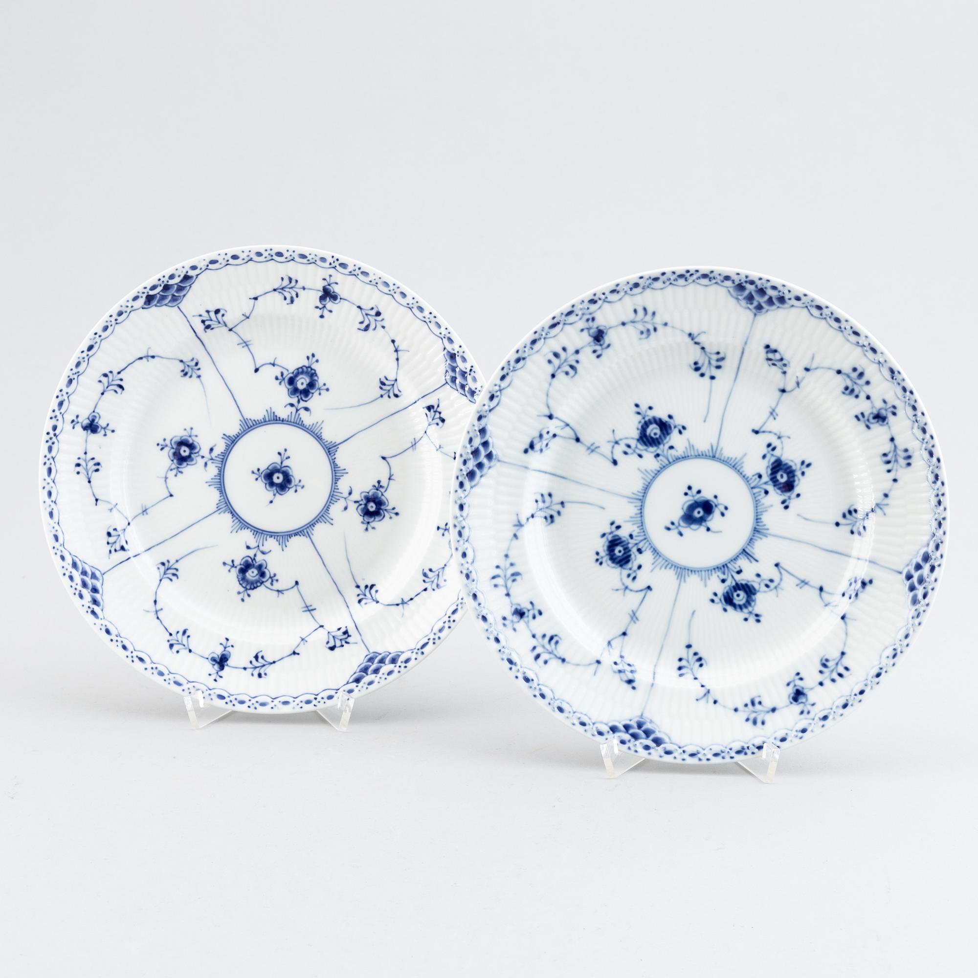 Royal Copenhagen, 40 'Musselmalet' porcelain plates.