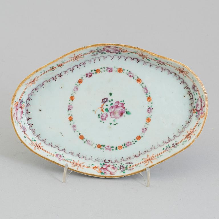 A famille rose dish, Qing dynasty, Qianlong (1736-95).