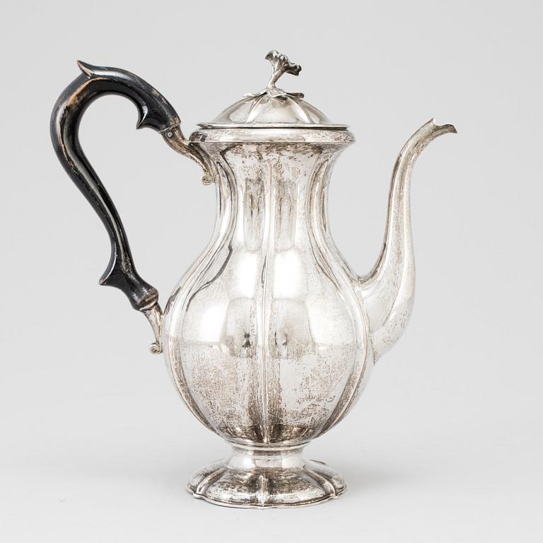 KAFFEKANNA, silver, Bror Erik Skogsborg, Eskilstuna 1857. Vikt ca 670 gram.