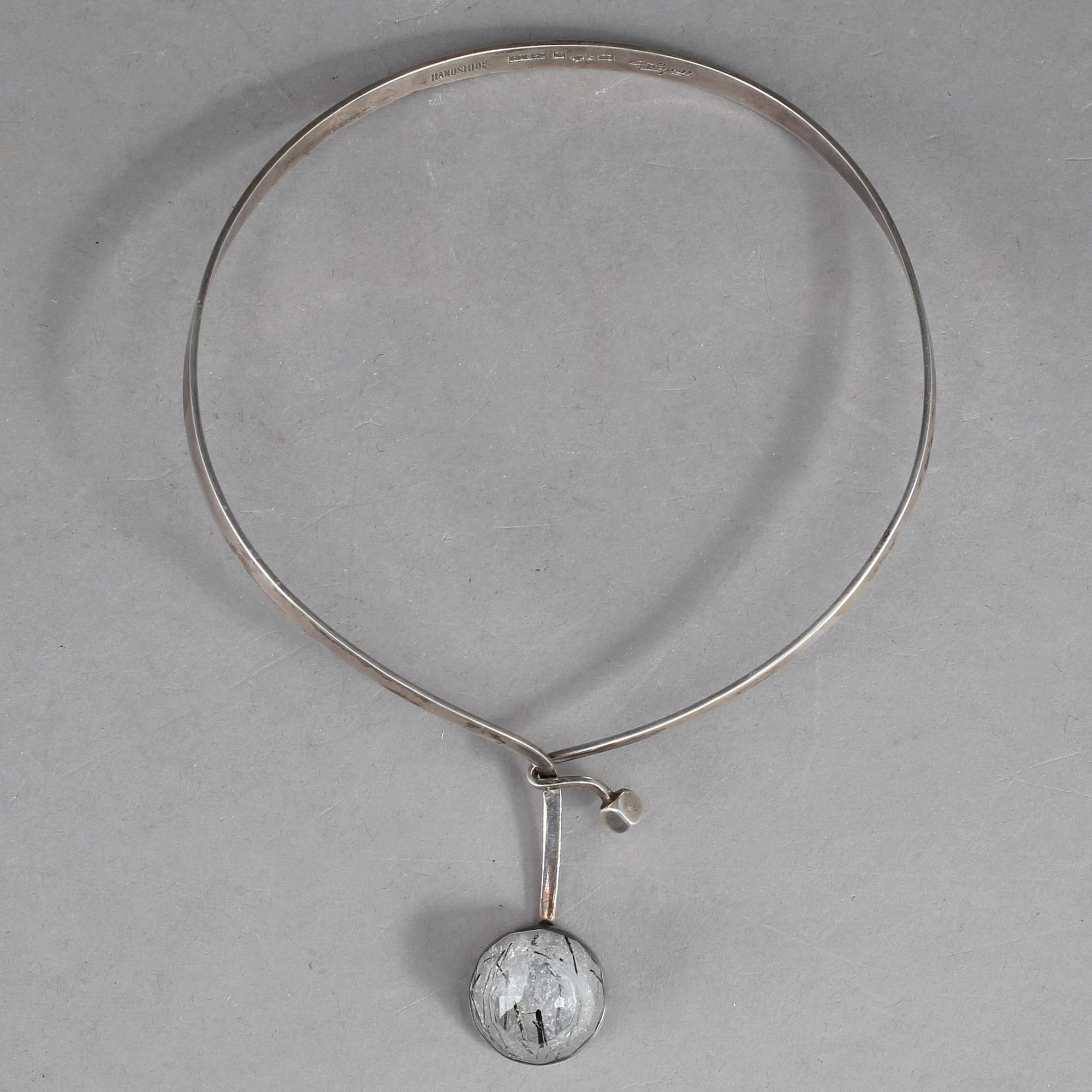 HALSRING, silver och slipad bergkristall. Gert Thysell, Gussi, Malmö, 1966.