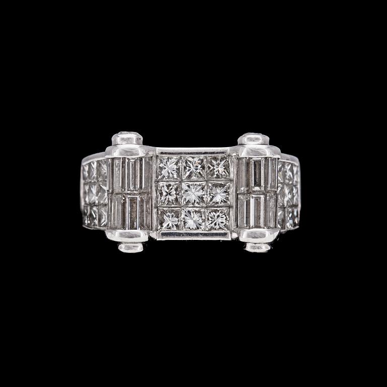 A princess- and baguette cut diamond ring, tot. app. 2.20 cts.