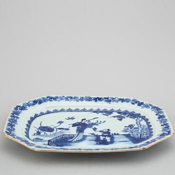 Two blue and white serving dishes, Qing dynasty, 18th/19th century.