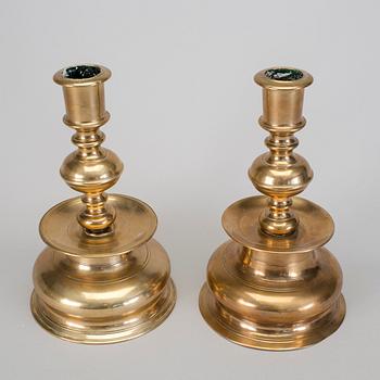 LJUSSTAKAR I MÄSSING, 2 stycken, barock 1700-tal.