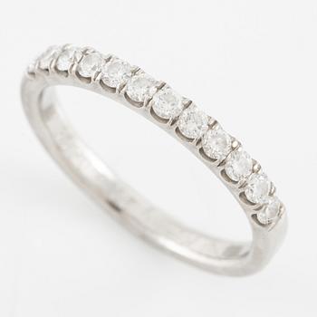 Ring, alliansring, platina med briljantslipade diamanter.
