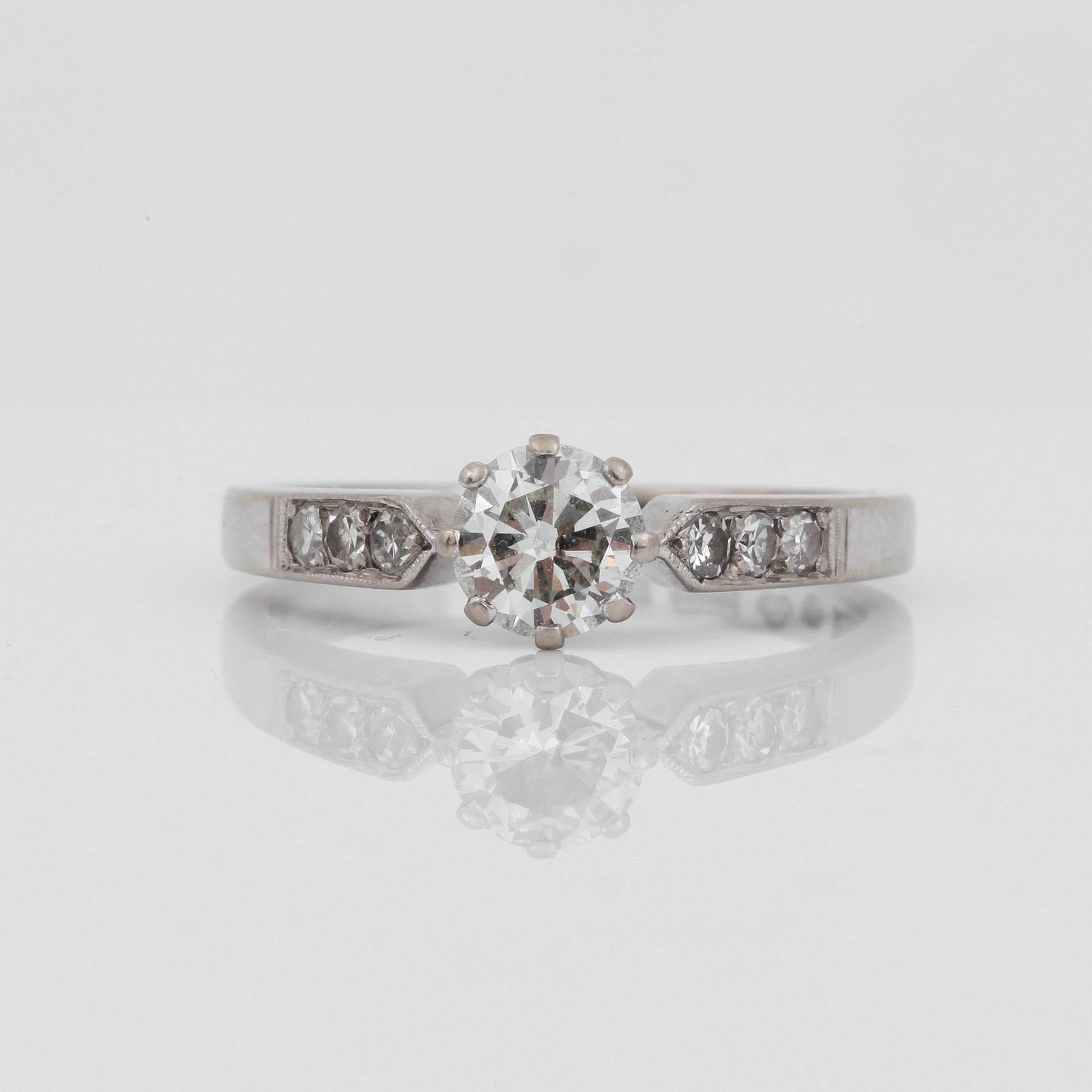 RING, vitguld 18K, diamanter på totalt ca 0,62 ct. Stockholm 1963. Vikt ca 4 gram.