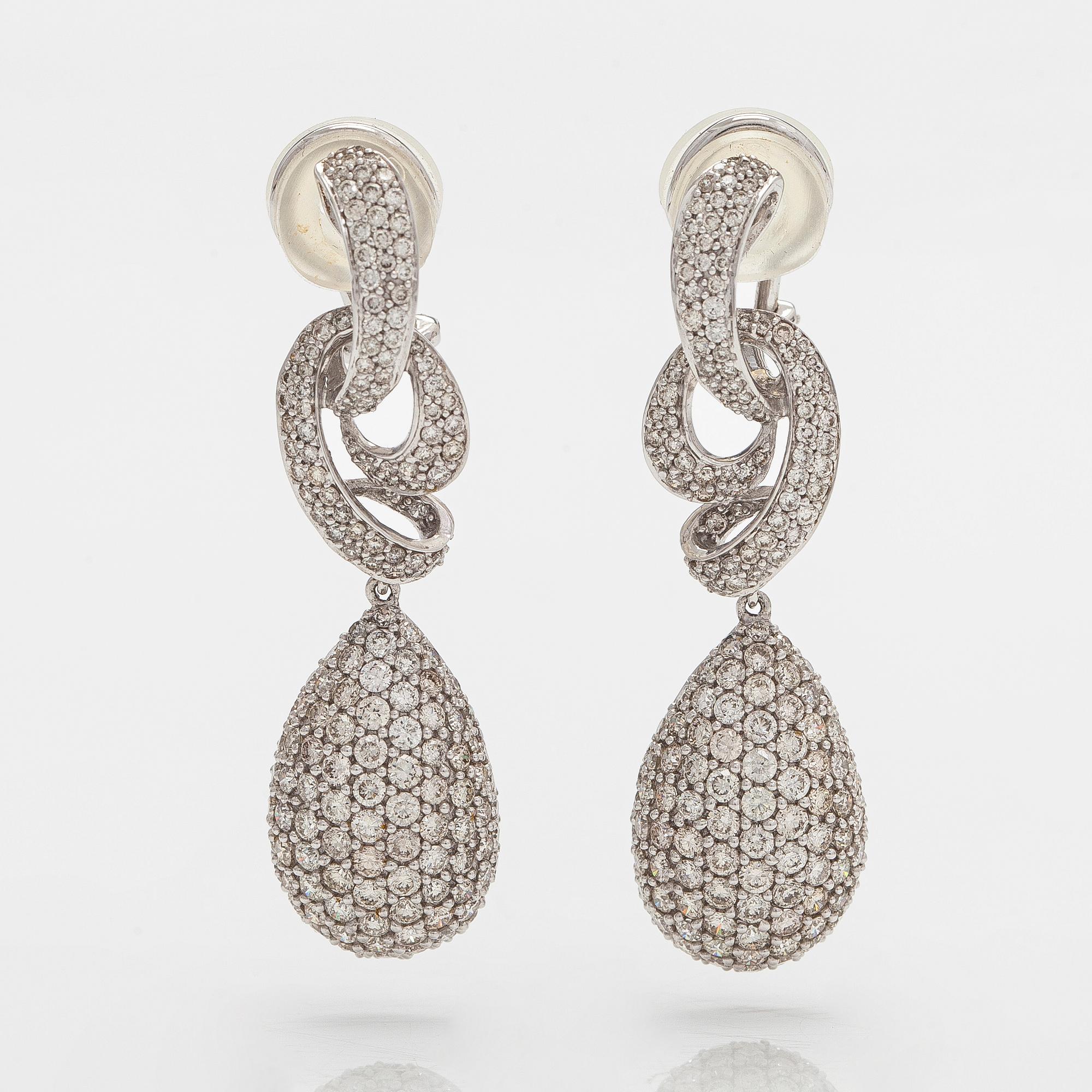 Korvakorut, 18K valkokultaa ja briljanttihiottuja timantteja.